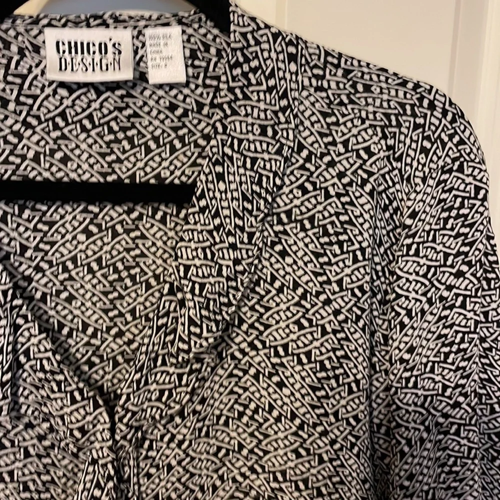 Chicos design, size 2, 100% silk blouse - Picture 6 of 9